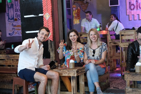 Khách Tây hào hứng đếm ngược đón giao thừa tại Hà Nội - Ảnh 9. Khách Tây hào hứng đếm ngược đón giao thừa tại Hà Nội - Ảnh 9.
