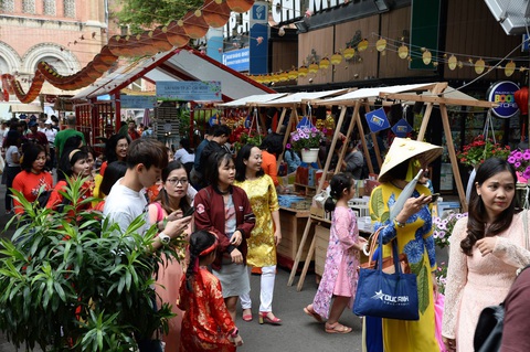 Lễ hội đường sách Tết Canh Tý: Điều kỳ diệu từ sách - Ảnh 2. Lễ hội đường sách Tết Canh Tý: Điều kỳ diệu từ sách - Ảnh 2.