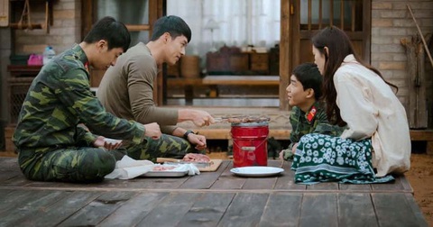 Crash Landing on You: Tình xuyên biên giới của Son Ye Jin và Hyun Bin - Ảnh 12. Crash Landing on You: Tình xuyên biên giới của Son Ye Jin và Hyun Bin - Ảnh 12.