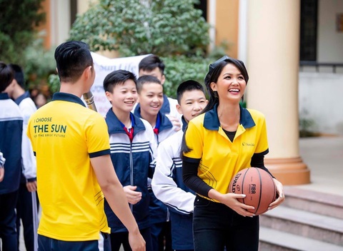 Sun Life tặng 110 trụ bóng rổ, 550 quả bóng rổ cho 81 trường học - Ảnh 2. Sun Life tặng 110 trụ bóng rổ, 550 quả bóng rổ cho 81 trường học - Ảnh 2.