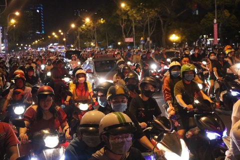 Đường về trung tâm Sài Gòn ken đặc người trước giờ bắn pháo hoa - Ảnh 13. Đường về trung tâm Sài Gòn ken đặc người trước giờ bắn pháo hoa - Ảnh 13.