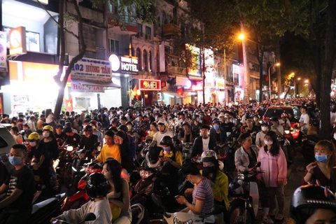 Đường về trung tâm Sài Gòn ken đặc người trước giờ bắn pháo hoa - Ảnh 11. Đường về trung tâm Sài Gòn ken đặc người trước giờ bắn pháo hoa - Ảnh 11.
