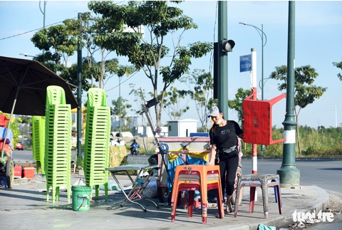Hàng quán lề đường chuẩn bị đón khách xem pháo hoa, đón năm mới - Ảnh 1. Hàng quán lề đường chuẩn bị đón khách xem pháo hoa, đón năm mới - Ảnh 1.