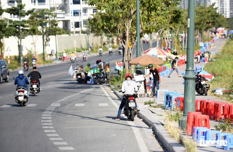 Hàng quán lề đường chuẩn bị đón khách xem pháo hoa, đón năm mới - Ảnh 5. Hàng quán lề đường chuẩn bị đón khách xem pháo hoa, đón năm mới - Ảnh 5.