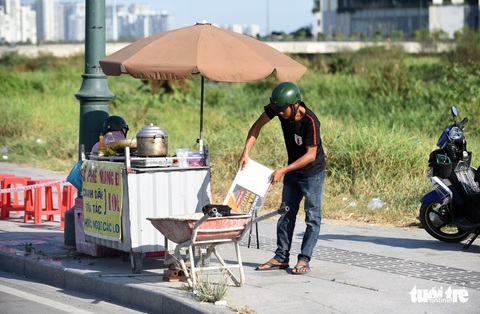 Hàng quán lề đường chuẩn bị đón khách xem pháo hoa, đón năm mới - Ảnh 6. Hàng quán lề đường chuẩn bị đón khách xem pháo hoa, đón năm mới - Ảnh 6.