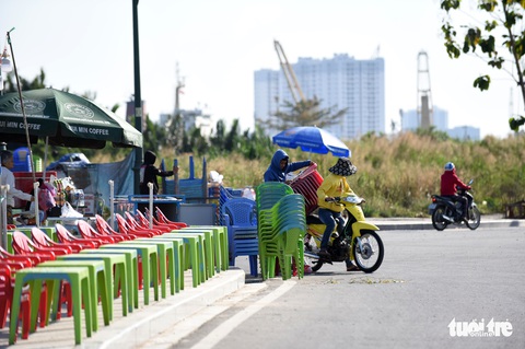 Hàng quán lề đường chuẩn bị đón khách xem pháo hoa, đón năm mới - Ảnh 10. Hàng quán lề đường chuẩn bị đón khách xem pháo hoa, đón năm mới - Ảnh 10.