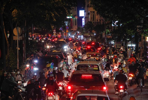 Đường về trung tâm Sài Gòn ken đặc người trước giờ bắn pháo hoa - Ảnh 5. Đường về trung tâm Sài Gòn ken đặc người trước giờ bắn pháo hoa - Ảnh 5.