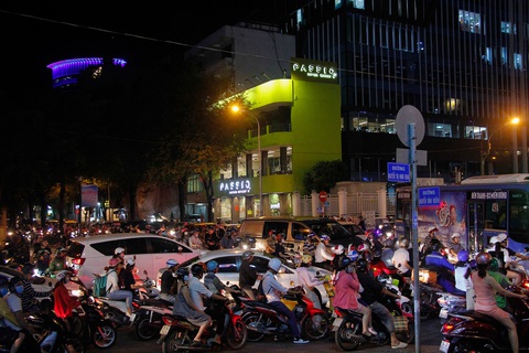 Đường về trung tâm Sài Gòn ken đặc người trước giờ bắn pháo hoa - Ảnh 1. Đường về trung tâm Sài Gòn ken đặc người trước giờ bắn pháo hoa - Ảnh 1.