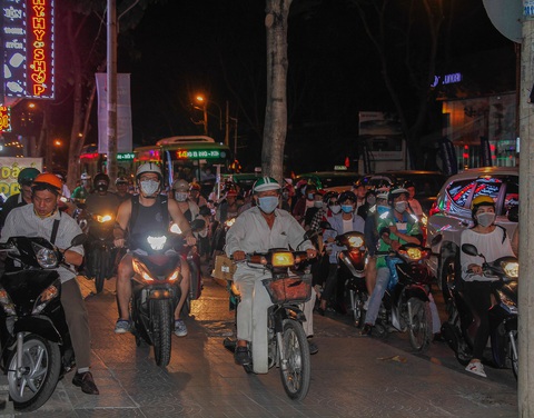Đường về trung tâm Sài Gòn ken đặc người trước giờ bắn pháo hoa - Ảnh 7. Đường về trung tâm Sài Gòn ken đặc người trước giờ bắn pháo hoa - Ảnh 7.