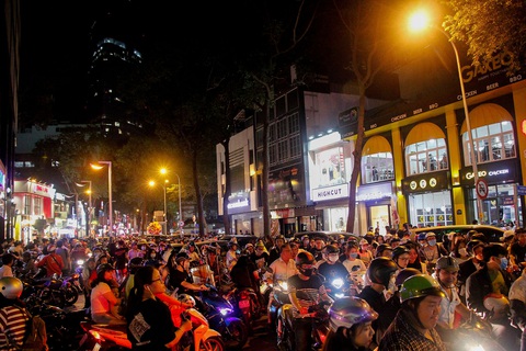 Đường về trung tâm Sài Gòn ken đặc người trước giờ bắn pháo hoa - Ảnh 10. Đường về trung tâm Sài Gòn ken đặc người trước giờ bắn pháo hoa - Ảnh 10.