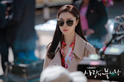 Crash Landing on You: Tình xuyên biên giới của Son Ye Jin và Hyun Bin - Ảnh 8. Crash Landing on You: Tình xuyên biên giới của Son Ye Jin và Hyun Bin - Ảnh 8.