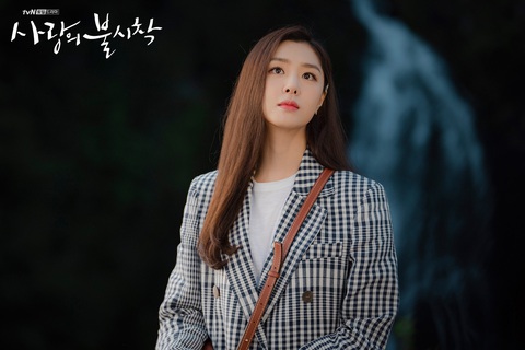 Crash Landing on You: Tình xuyên biên giới của Son Ye Jin và Hyun Bin - Ảnh 3. Crash Landing on You: Tình xuyên biên giới của Son Ye Jin và Hyun Bin - Ảnh 3.