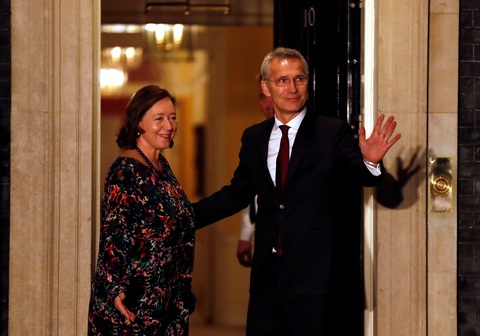 Các lãnh đạo NATO diện kiến nữ hoàng Elizabeth tại điện Buckingham - Ảnh 6. Các lãnh đạo NATO diện kiến nữ hoàng Elizabeth tại điện Buckingham - Ảnh 6.