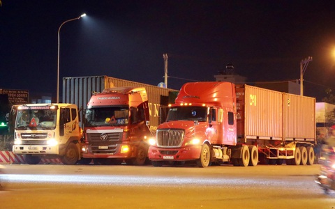 Khổ vì... thiếu bãi đậu xe, xe tải và container phải đậu tạm trên đường - Ảnh 1. Khổ vì... thiếu bãi đậu xe, xe tải và container phải đậu tạm trên đường - Ảnh 1.