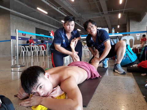 Cận cảnh kình ngư Huy Hoàng được chăm sóc tận răng sau khi thi đấu - Ảnh 6. Cận cảnh kình ngư Huy Hoàng được chăm sóc tận răng sau khi thi đấu - Ảnh 6.