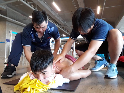 Cận cảnh kình ngư Huy Hoàng được chăm sóc tận răng sau khi thi đấu - Ảnh 5. Cận cảnh kình ngư Huy Hoàng được chăm sóc tận răng sau khi thi đấu - Ảnh 5.
