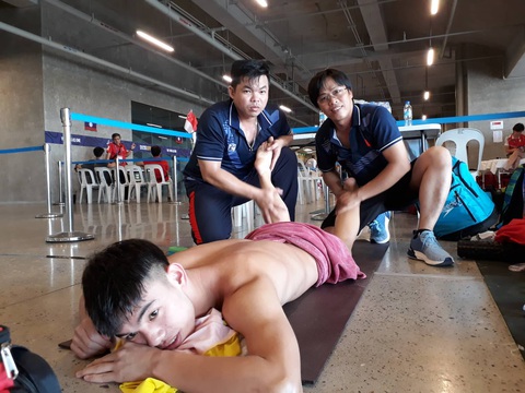 Cận cảnh kình ngư Huy Hoàng được chăm sóc tận răng sau khi thi đấu - Ảnh 4. Cận cảnh kình ngư Huy Hoàng được chăm sóc tận răng sau khi thi đấu - Ảnh 4.
