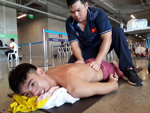 Cận cảnh kình ngư Huy Hoàng được chăm sóc tận răng sau khi thi đấu - Ảnh 2. Cận cảnh kình ngư Huy Hoàng được chăm sóc tận răng sau khi thi đấu - Ảnh 2.