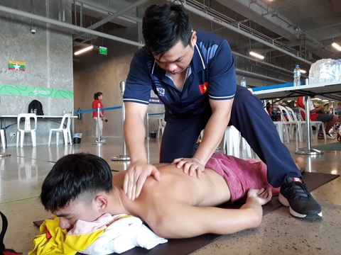 Cận cảnh kình ngư Huy Hoàng được chăm sóc tận răng sau khi thi đấu - Ảnh 1. Cận cảnh kình ngư Huy Hoàng được chăm sóc tận răng sau khi thi đấu - Ảnh 1.