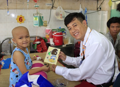 Ngày hội Hoa hướng dương và 10 ngày đồng hành Vì chiến binh hoa mặt trời - Ảnh 1. Ngày hội Hoa hướng dương và 10 ngày đồng hành Vì chiến binh hoa mặt trời - Ảnh 1.
