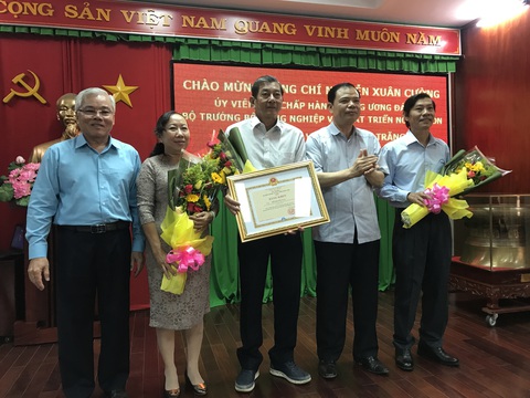 Bộ Nông nghiệp tặng bằng khen cho cha đẻ gạo ngon nhất thế giới - Ảnh 1. Bộ Nông nghiệp tặng bằng khen cho cha đẻ gạo ngon nhất thế giới - Ảnh 1.