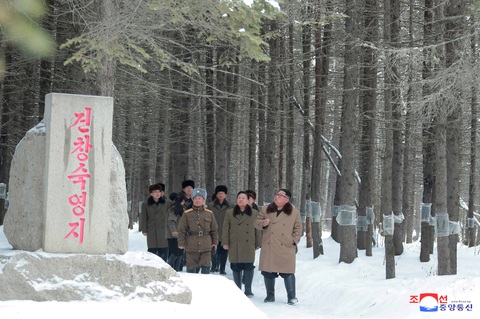 Ông Kim Jong Un cưỡi bạch mã hành hương đất tổ gây sốt mạng xã hội - Ảnh 4. Ông Kim Jong Un cưỡi bạch mã hành hương đất tổ gây sốt mạng xã hội - Ảnh 4.