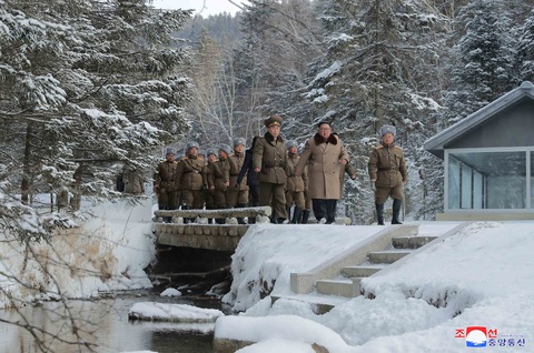 Ông Kim Jong Un cưỡi bạch mã hành hương đất tổ gây sốt mạng xã hội - Ảnh 5. Ông Kim Jong Un cưỡi bạch mã hành hương đất tổ gây sốt mạng xã hội - Ảnh 5.