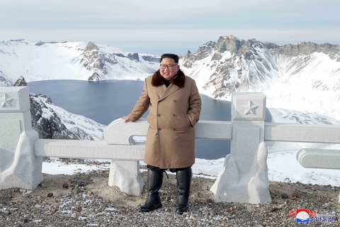 Ông Kim Jong Un cưỡi bạch mã hành hương đất tổ gây sốt mạng xã hội - Ảnh 7. Ông Kim Jong Un cưỡi bạch mã hành hương đất tổ gây sốt mạng xã hội - Ảnh 7.