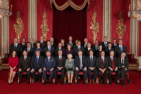 Các lãnh đạo NATO diện kiến nữ hoàng Elizabeth tại điện Buckingham - Ảnh 1. Các lãnh đạo NATO diện kiến nữ hoàng Elizabeth tại điện Buckingham - Ảnh 1.