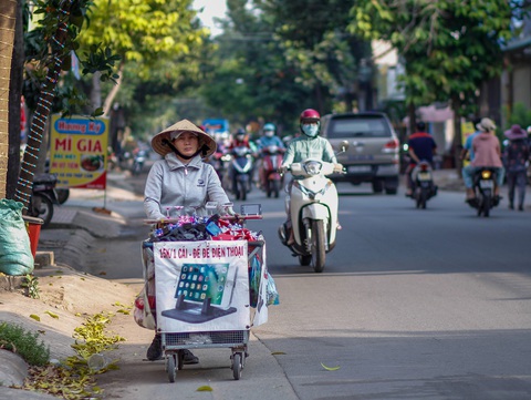 TP.HCM trở lạnh, nhiều người mặc áo ấm khi ra đường - Ảnh 5. TP.HCM trở lạnh, nhiều người mặc áo ấm khi ra đường - Ảnh 5.