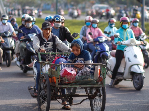 TP.HCM trở lạnh, nhiều người mặc áo ấm khi ra đường - Ảnh 3. TP.HCM trở lạnh, nhiều người mặc áo ấm khi ra đường - Ảnh 3.
