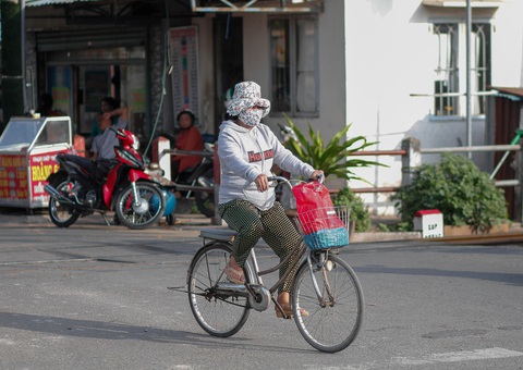 TP.HCM trở lạnh, nhiều người mặc áo ấm khi ra đường - Ảnh 7. TP.HCM trở lạnh, nhiều người mặc áo ấm khi ra đường - Ảnh 7.