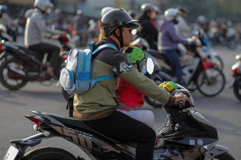 TP.HCM trở lạnh, nhiều người mặc áo ấm khi ra đường - Ảnh 6. TP.HCM trở lạnh, nhiều người mặc áo ấm khi ra đường - Ảnh 6.