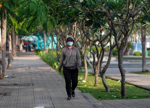 TP.HCM trở lạnh, nhiều người mặc áo ấm khi ra đường - Ảnh 1. TP.HCM trở lạnh, nhiều người mặc áo ấm khi ra đường - Ảnh 1.