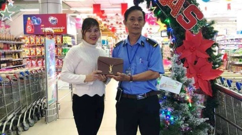 Nhân viên bảo vệ siêu thị trả lại hơn 25 triệu đồng cho khách đánh rơi - Ảnh 1. Nhân viên bảo vệ siêu thị trả lại hơn 25 triệu đồng cho khách đánh rơi - Ảnh 1.