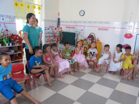 Nhiều học sinh mầm non vô lớp gọi cô giáo là bà - Ảnh 3. Nhiều học sinh mầm non vô lớp gọi cô giáo là bà - Ảnh 3.