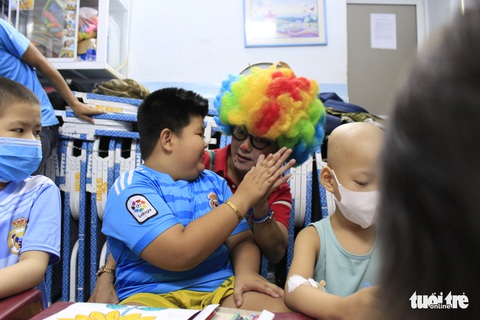 Ước nguyện hoa hướng dương từ những đôi tay còn găm ven truyền - Ảnh 11. Ước nguyện hoa hướng dương từ những đôi tay còn găm ven truyền - Ảnh 11.