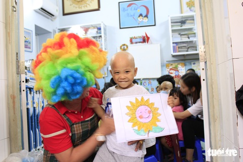 Ước nguyện hoa hướng dương từ những đôi tay còn găm ven truyền - Ảnh 10. Ước nguyện hoa hướng dương từ những đôi tay còn găm ven truyền - Ảnh 10.