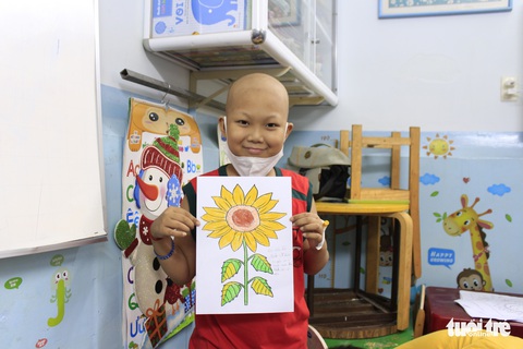 Ước nguyện hoa hướng dương từ những đôi tay còn găm ven truyền - Ảnh 9. Ước nguyện hoa hướng dương từ những đôi tay còn găm ven truyền - Ảnh 9.