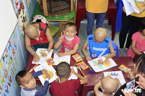 Ước nguyện hoa hướng dương từ những đôi tay còn găm ven truyền - Ảnh 4. Ước nguyện hoa hướng dương từ những đôi tay còn găm ven truyền - Ảnh 4.