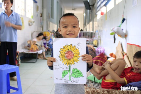 Ước nguyện hoa hướng dương từ những đôi tay còn găm ven truyền - Ảnh 12. Ước nguyện hoa hướng dương từ những đôi tay còn găm ven truyền - Ảnh 12.