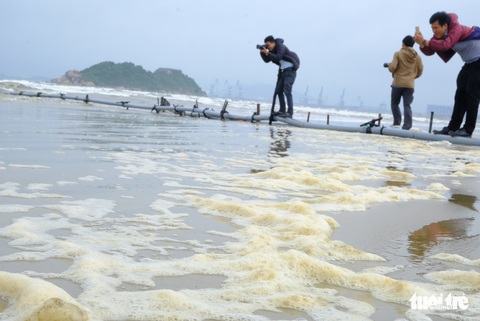 Nước biển đen như cà phê ở Dung Quất - Ảnh 3. Nước biển đen như cà phê ở Dung Quất - Ảnh 3.