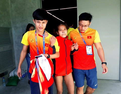 Cấp cứu VĐV Việt Nam toàn thân không cử động khi về đích - Ảnh 5. Cấp cứu VĐV Việt Nam toàn thân không cử động khi về đích - Ảnh 5.