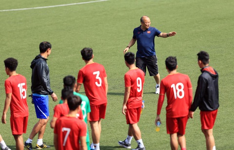 Ông Park Hang Seo gọi riêng Bùi Tiến Dũng ra trò chuyện chuẩn bị trận bán kết - Ảnh 1. Ông Park Hang Seo gọi riêng Bùi Tiến Dũng ra trò chuyện chuẩn bị trận bán kết - Ảnh 1.