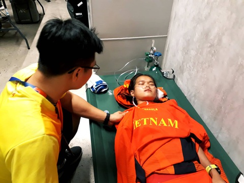 Cấp cứu VĐV Việt Nam toàn thân không cử động khi về đích - Ảnh 4. Cấp cứu VĐV Việt Nam toàn thân không cử động khi về đích - Ảnh 4.