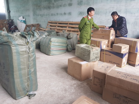 Đà Nẵng: Công an liên tục chặn bắt nhiều tấn hàng lậu Trung Quốc - Ảnh 1. Đà Nẵng: Công an liên tục chặn bắt nhiều tấn hàng lậu Trung Quốc - Ảnh 1.