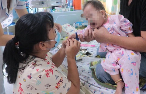 Bệnh nhi được nghe nhạc để giảm đau khi lấy máu xét nghiệm - Ảnh 1. Bệnh nhi được nghe nhạc để giảm đau khi lấy máu xét nghiệm - Ảnh 1.