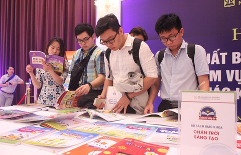 Lãnh đạo Sở GD-ĐT TP.HCM có gây ảnh hưởng chọn sách khi nhận thù lao hàng tháng của NXB? - Ảnh 1. Lãnh đạo Sở GD-ĐT TP.HCM có gây ảnh hưởng chọn sách khi nhận thù lao hàng tháng của NXB? - Ảnh 1.