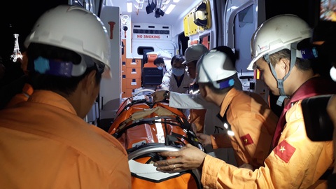 Cứu thủy thủ người Ấn Độ gặp nạn trên Biển Đông giữa sóng lớn - Ảnh 3. Cứu thủy thủ người Ấn Độ gặp nạn trên Biển Đông giữa sóng lớn - Ảnh 3.
