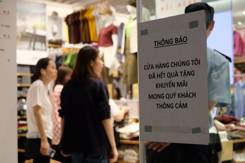 Ngàn người vẫn ngày đêm đổ về Uniqlo với hóa đơn cả chục triệu - Ảnh 6. Ngàn người vẫn ngày đêm đổ về Uniqlo với hóa đơn cả chục triệu - Ảnh 6.